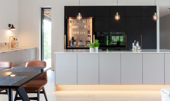 Moderni_harmaa_Stone Grey Matt_Jet Black Matt_i-keittiö_ii-keittiö_saarekekeittiö_lakattu_mdf_kvartsi_2024_Ahmoonmäentie_Karkkila_2871_main