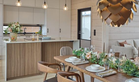 Moderni_vaalea_valkoinen_i-keittiö_saarekekeittiö_Hirsi_Kastelli_14