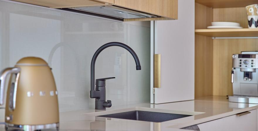 Moderni_luonnonvärinen_Vaalea tammi_u-keittiö_niemekekeittiö_Sarka_Asunnot_9