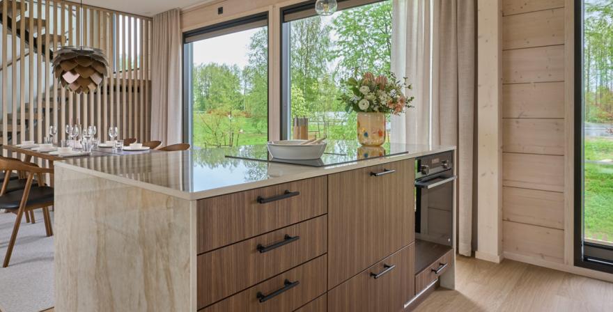 Moderni_vaalea_valkoinen_i-keittiö_saarekekeittiö_Hirsi_Kastelli_20