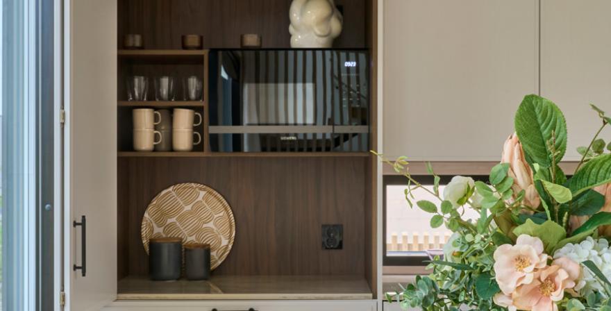 Moderni_vaalea_valkoinen_i-keittiö_saarekekeittiö_Hirsi_Kastelli_22