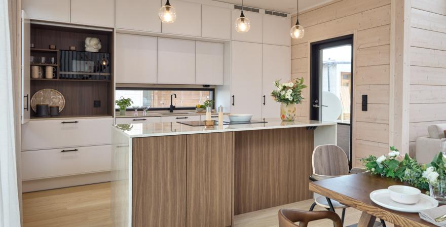 Moderni_vaalea_valkoinen_i-keittiö_saarekekeittiö_Hirsi_Kastelli_6