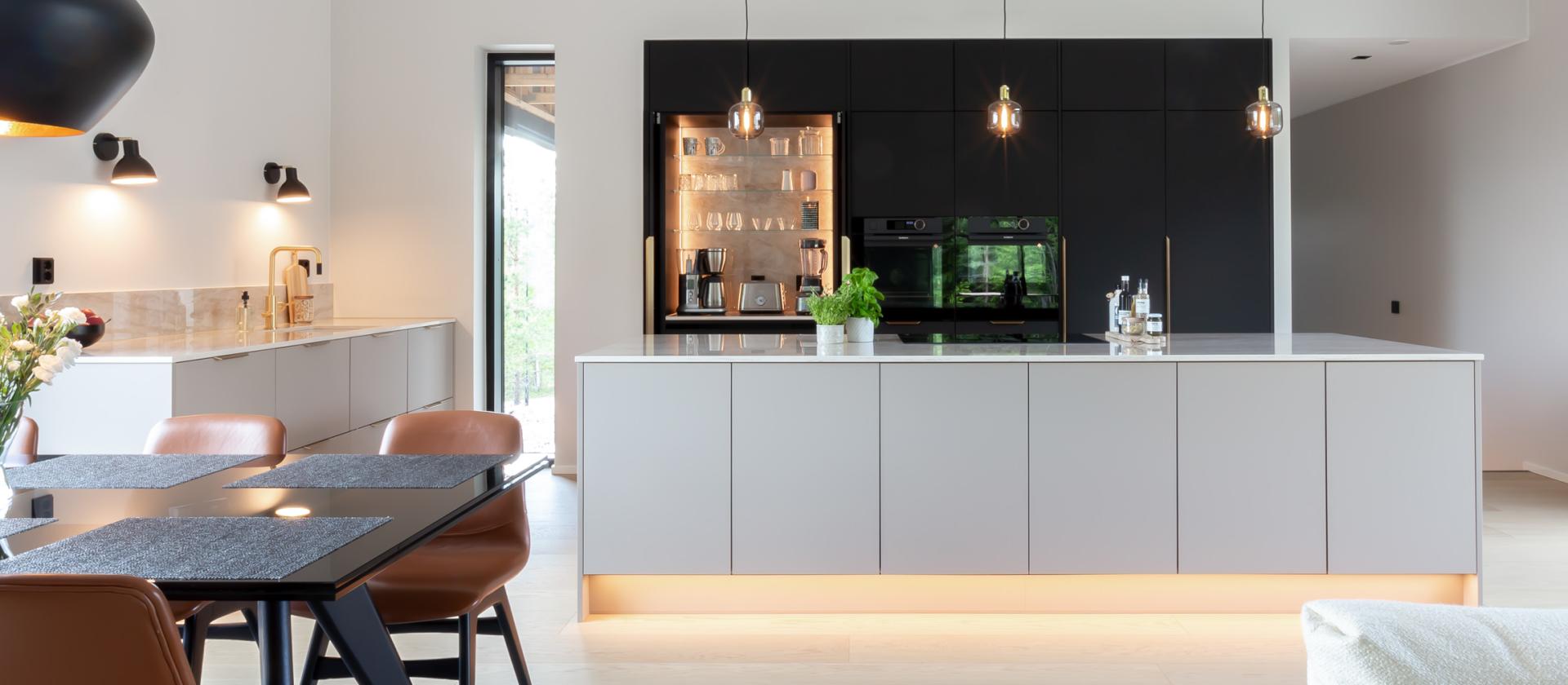 Moderni_harmaa_Stone Grey Matt_Jet Black Matt_i-keittiö_ii-keittiö_saarekekeittiö_lakattu_mdf_kvartsi_2024_Ahmoonmäentie_Karkkila_2871_main