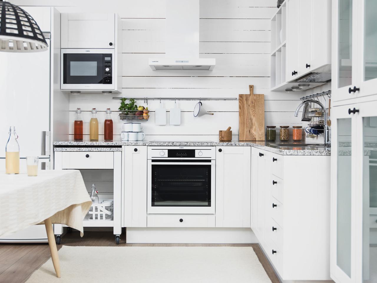 Vaalea romanttinen l-keittiö