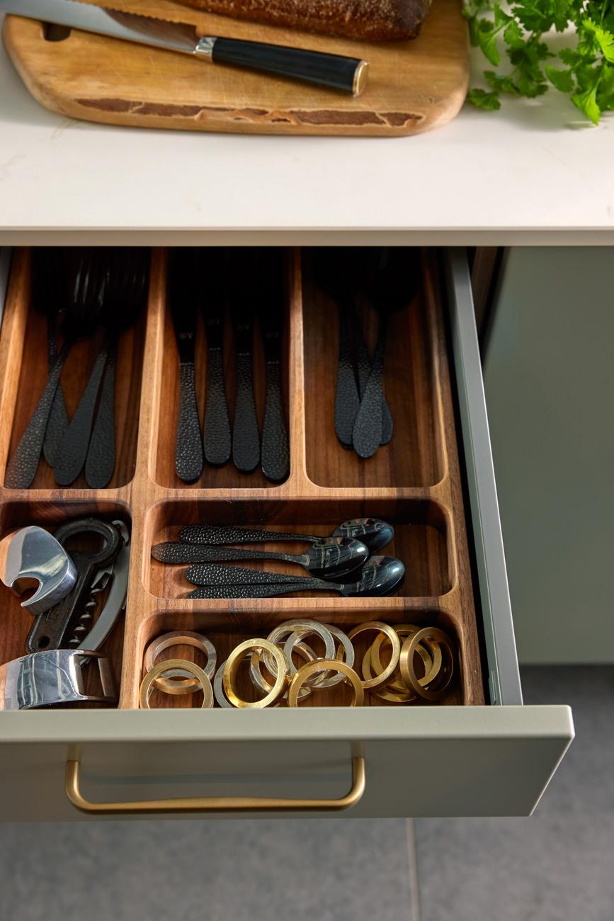Moderni_värillinen_vihreä_i-keittiö_saareke_mdf_koivuviilu_keraaminen_2023_Puustelli_Nacka-4_coll.jpg