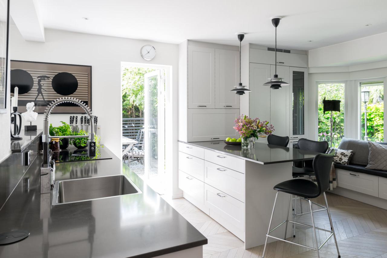 Moderni_vaalea_ii-keittiö_niemekekeittiö_mdf_kvartsi_2023_Taby_Cecilia&Anders_Engvall_227_coll.jpg