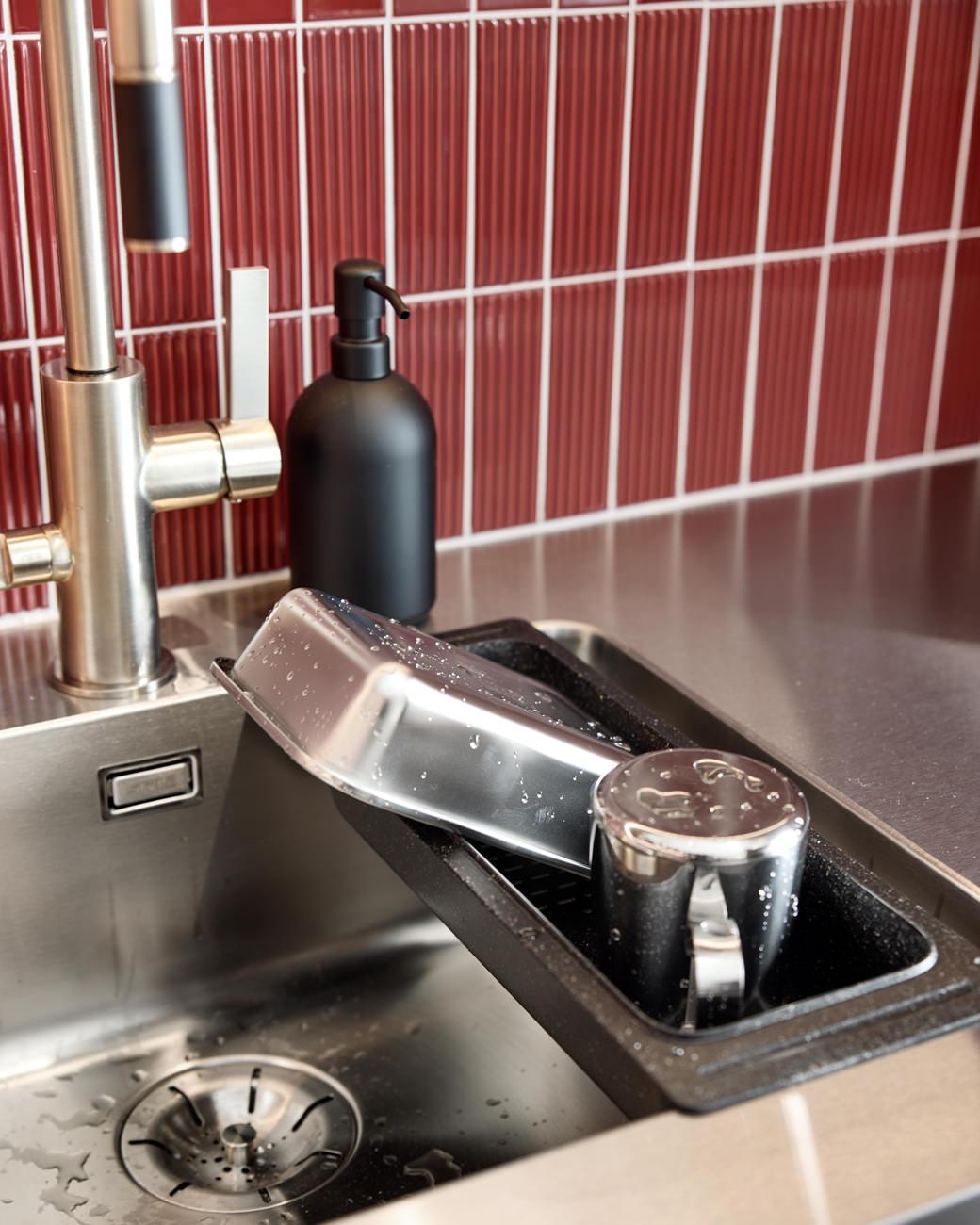 Moderni_värillinen_Rusty Red_u-keittiö_niemekekeittiö_mdf_rst_2025_Trendikeittiö_26_Norr_Mälarstrand_Kungsholmen-36_coll