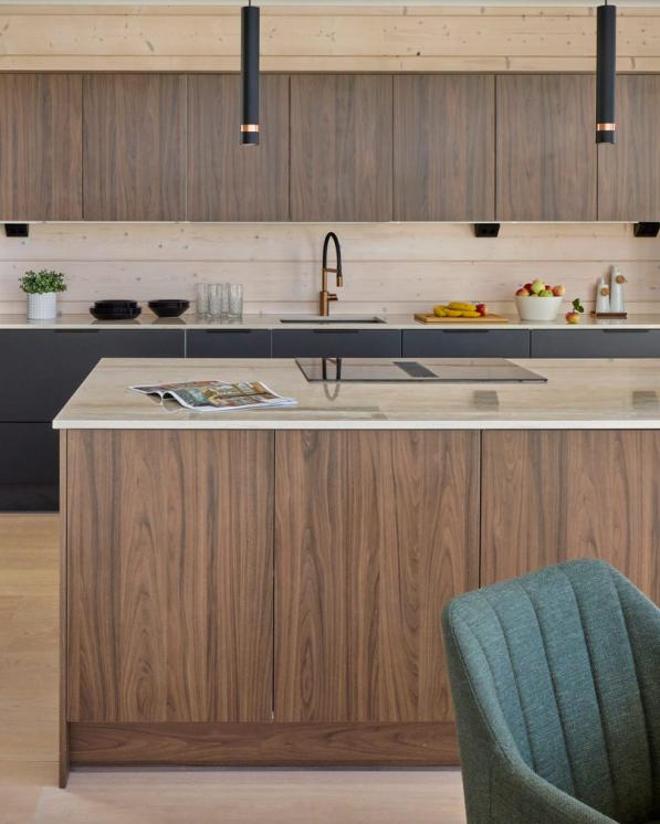 Moderni_tumma_Carini Walnut_Jet Black Matt_i-keittiö_saarekekeittiö_melamiini_lakattu_mdf_keraaminen_2024_Ruovikkokuja_Hirvensalo_6554_main